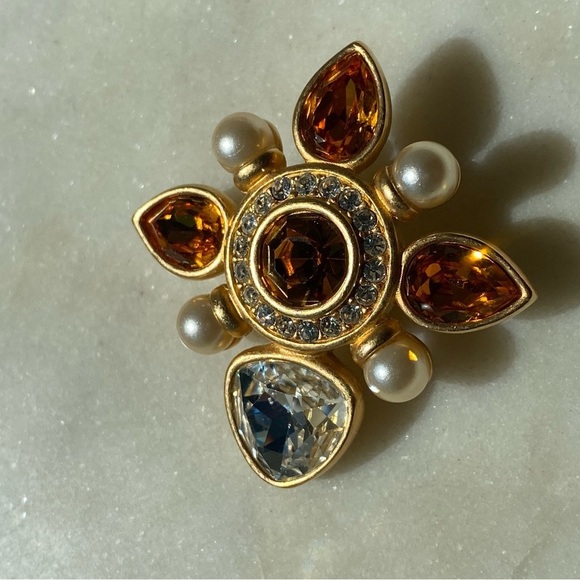 BEAUTIFUL SWAROVSKI gold tone crystal and faux Pearl regal brooch - Picture 5 of 7